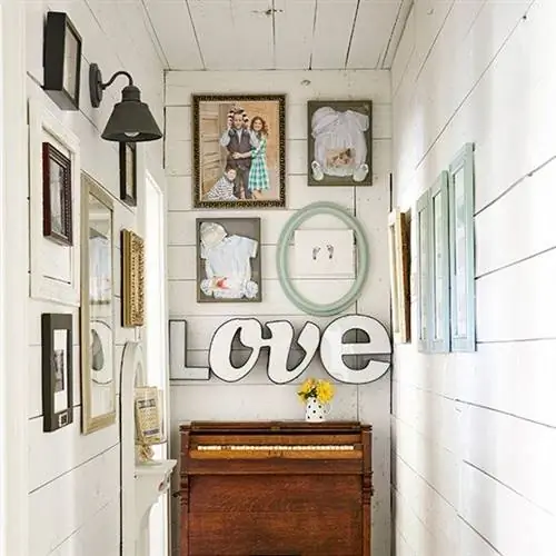Прихожая с различными формами фоторамок, размеров, цветов