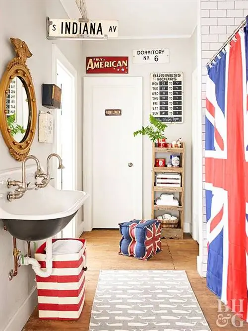 ванная комната с декором в виде флага Конфедерации