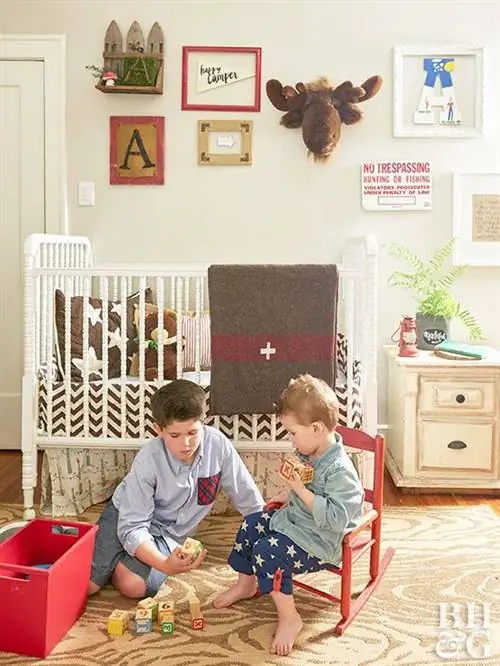 мальчики играют на полу в спальне