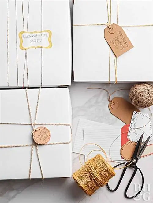 подарки обмотаны шпагатом