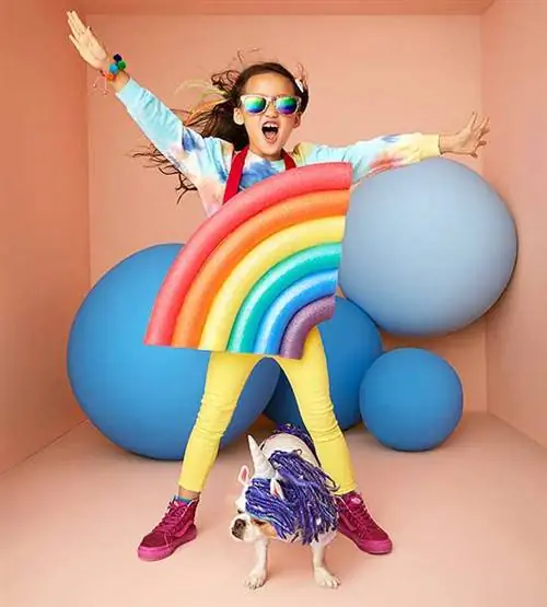 Девушка из журнала для родителей и собака с радугой