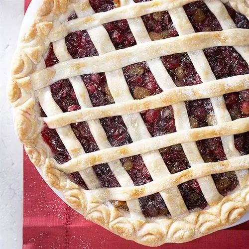 Клюквенный пирог с решеткой