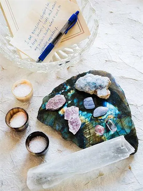 кварц аметист и другие кристаллы на столе