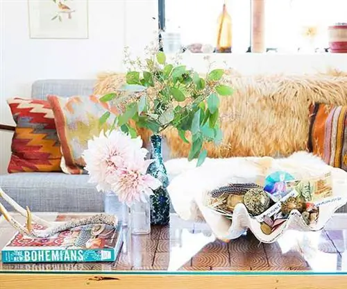 кристаллы отображаются на журнальном столике