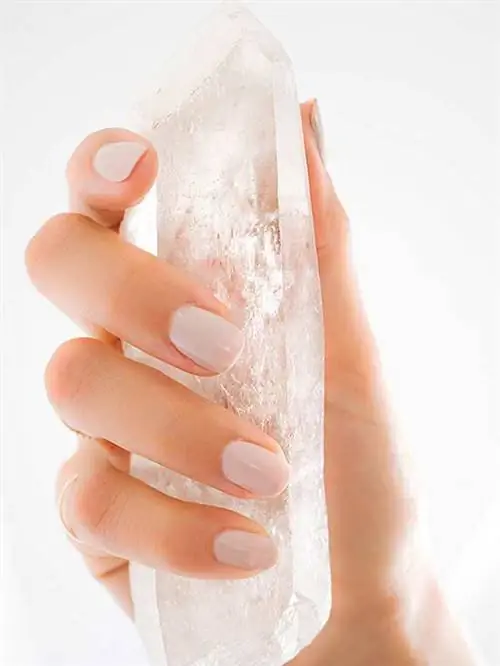 женщина держит прозрачный кварц