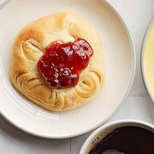 Датская выпечка с вишней и сыром