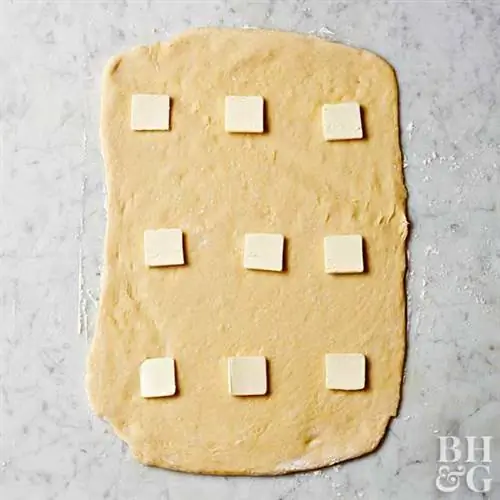 Положить масло на тесто