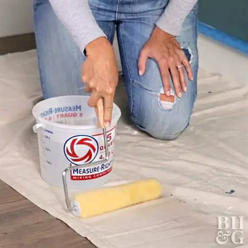 малярный валик и ведро