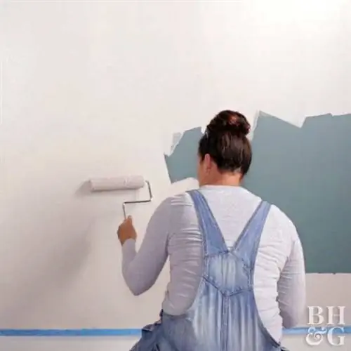 покрыть темную стену более светлой краской