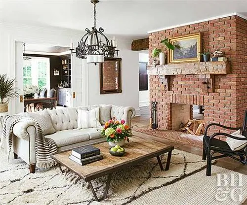 гостиная с кирпичным камином