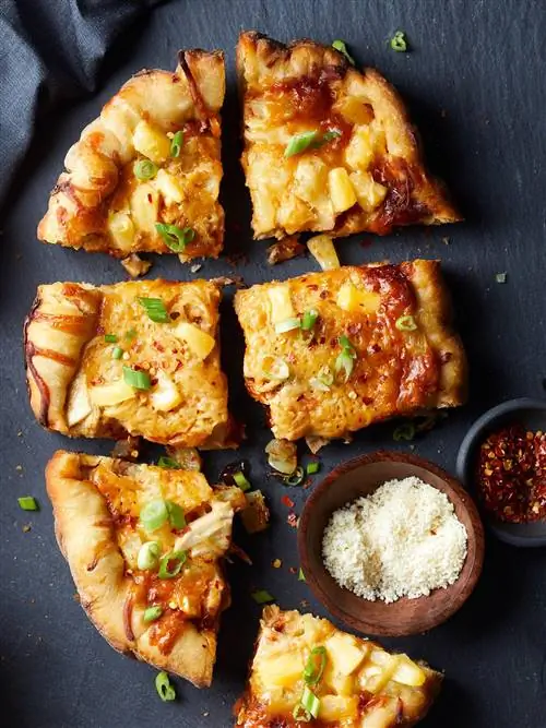 Пицца барбекю с курицей и ананасами