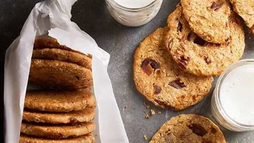 Ломтики овсянки с финиками и орехами