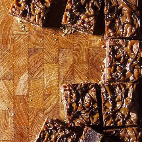 Брауни с соленой карамелью и корочкой из кренделя