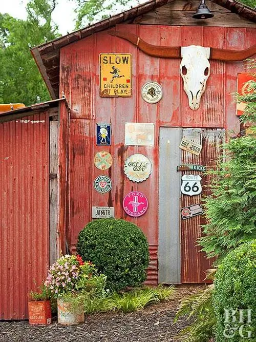 деревенский красный сарай