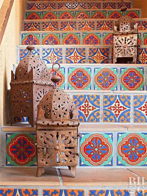 декор ступеней красочной мозаикой