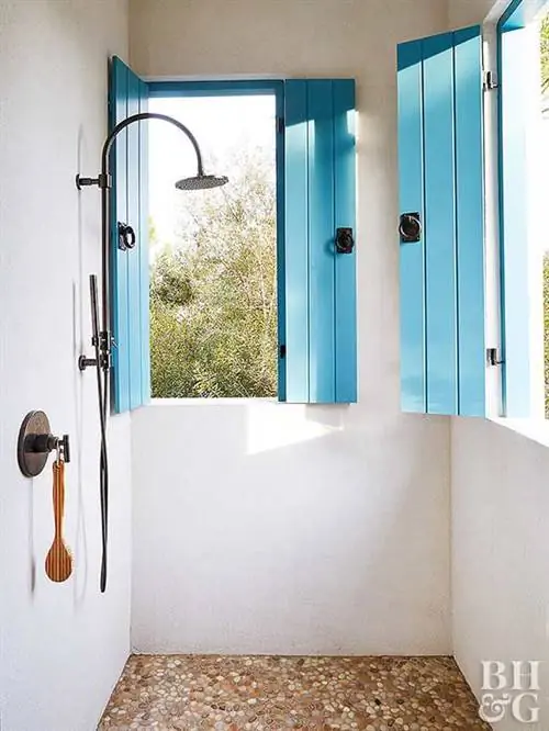 душ на открытом воздухе в стиле юго-запад с синими ставнями