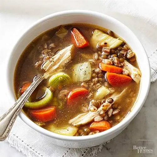 Чаша с куриной чечевицей и фарро