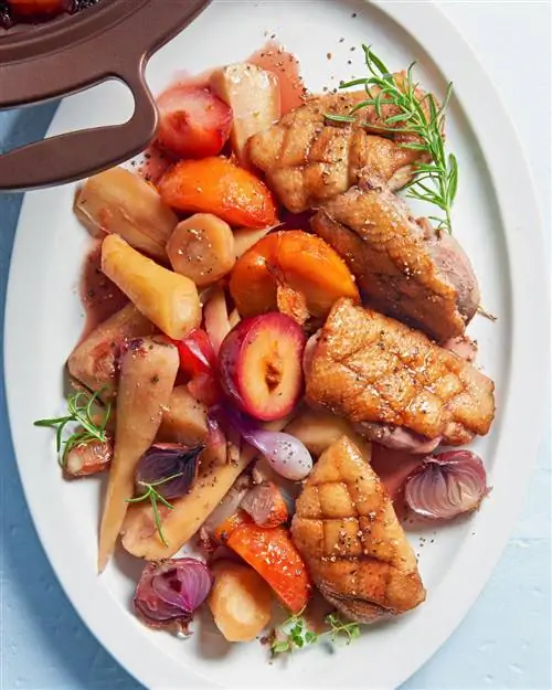 Утиная грудка с кленом и сливами