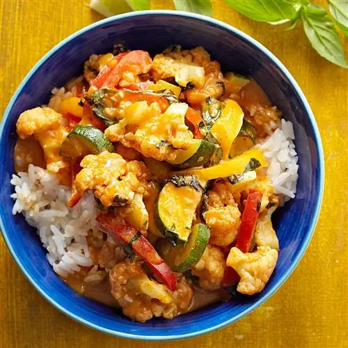 Тайское карри с цветной капустой в синей миске