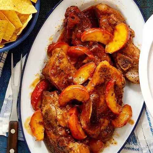 Свиные ребрышки по-деревенски с яблоком и бурбоном
