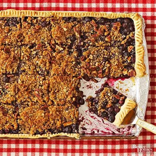 Черничный пирог с кусочками крошки