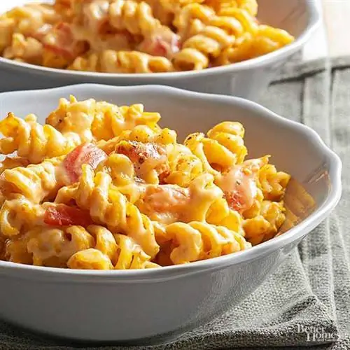 Макароны с сыром и красным перцем, запеченные в тыкве