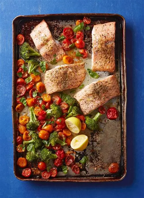 Жареный лосось с лимоном и травами, брокколи и помидорами