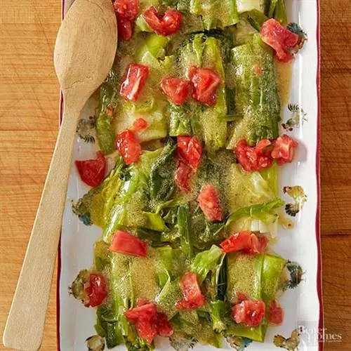 Лук-порей с помидорами и оливковым маслом