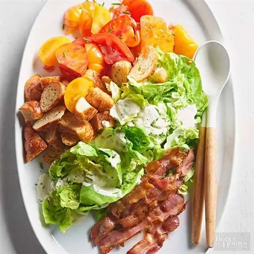Салат BLT со сливочно-чесночным соусом Салат BLT со сливочно-чесночным соусом