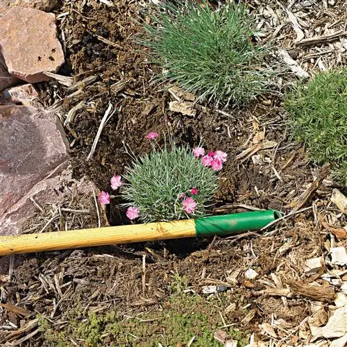 измерить глубину и ширину отверстия рукоятью лопаты