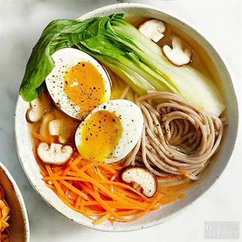 Чаша с лапшой соба