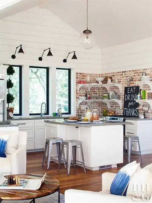 кухня, белая кухня, барные стулья, корабельная доска