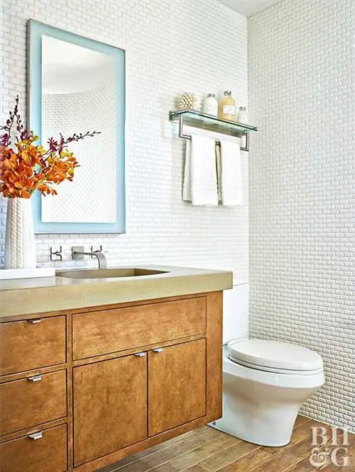 ванная комната, плитка на стенах, деревянный пол, туалетный столик