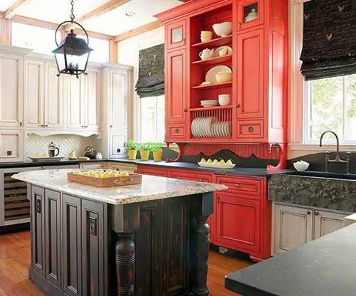 Кухня с красным шкафом