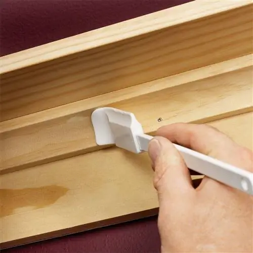 используйте кухонную лопатку, чтобы нанести замазку на отверстия