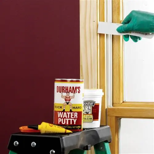 используйте шпатель, чтобы заполнить отверстия от гвоздей