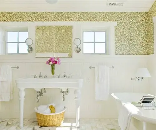 Листовые обои над обшивкой