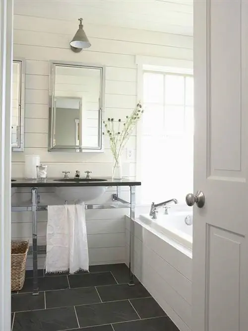 Ванная комната с белыми дощатыми стенами