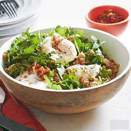 Салат из киноа с вареными яйцами