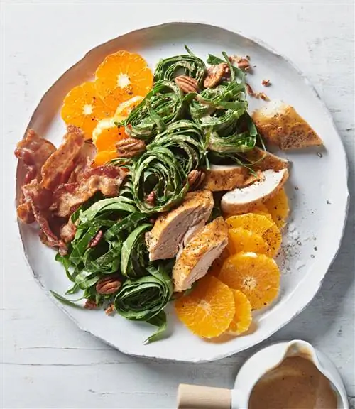 Салат с курицей и капустой с пеканом