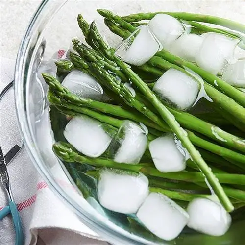 Спаржа в ледяной воде