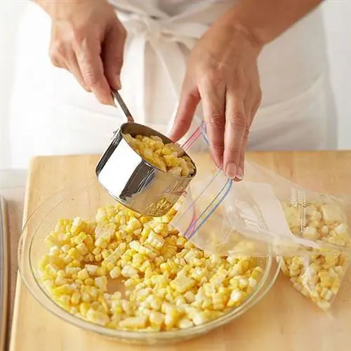 Заморозка кукурузы: положить кукурузу в пакет для заморозки