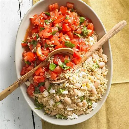 Белая фасоль и кускус со свежим томатным соусом