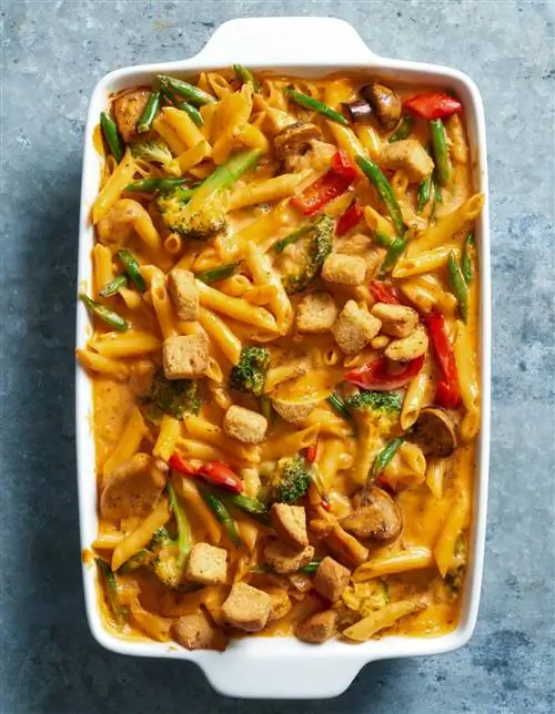 Макароны с курицей и овощами и сыром