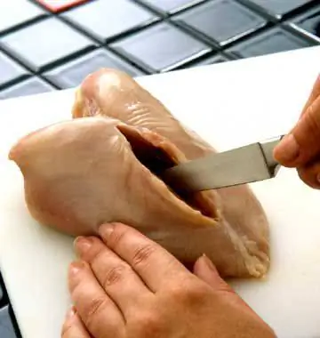 разрезать сырое мясо