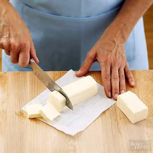 Нарежьте масло, чтобы смягчить масло