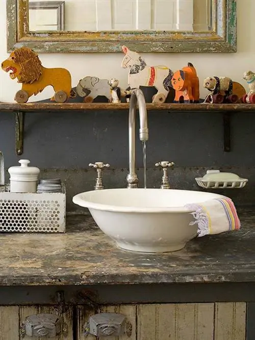 деревянные игрушки в ванной комнате