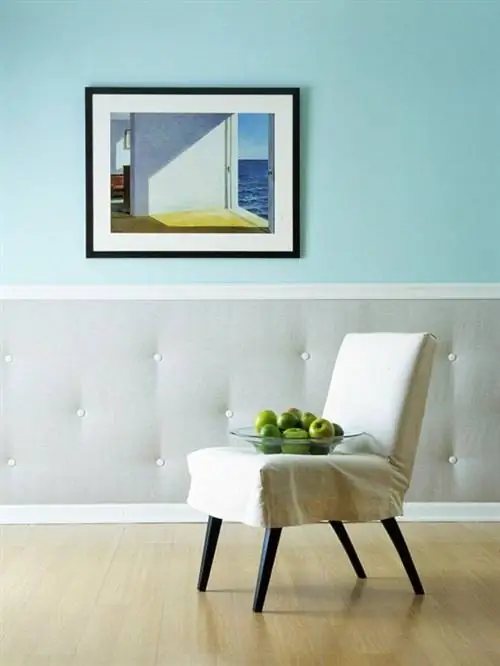 Тафтинговая стена со стульями