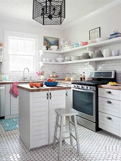 белая кухня с открытыми полками