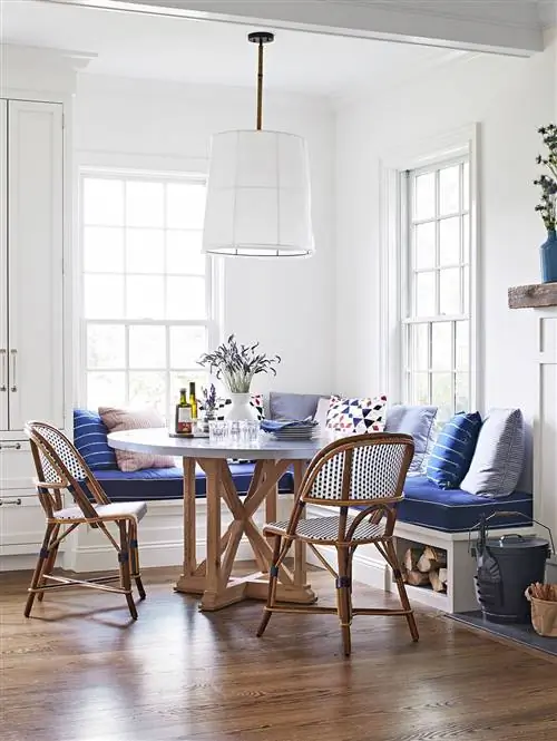 уголок для завтрака синие подушки